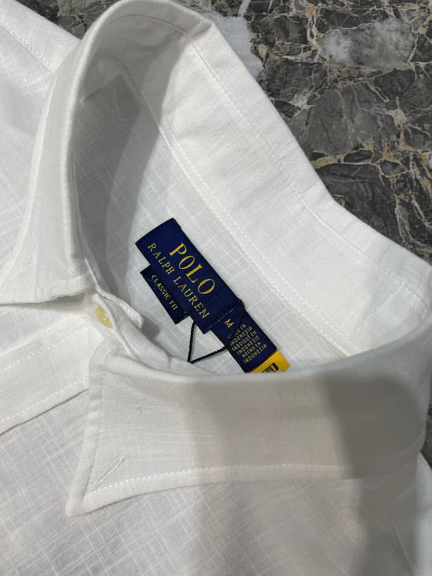 P430 Ralph Lauren 🌟[Top Original] Embroidered linen shirt. Selected high-quality linen material with natural texture and breathability. Tight and smooth, comfortable and close to the skin. Stunning appearance with a touch of pure white. The iconic pony embroidery is like a smart note jumping on the white canvas. Simple but highly recognizable. The clever design of the outer pleated split back shoulder adds a sense of agility and detachment in a minimalist shape. Contains the soul of fashion. Process 1: Adopt imported machine embroidery technology and use advanced computer control systems and precision mechanical components to achieve the iconic pony embroidery operation with high precision and smooth and delicate lines. Process 2: Adopt side-turning buried clamp stitching process, which is smooth and tidy. Process 3: The fabrics have been washed and have a better hand feel. Not easy to deform, not easy to shrink, not easy to fade, and maintain long-term beauty. Accessories: Customized 1:1 thick plate resin buckle Customized 1:1 Ralph Lauren trademark Fit: Loose fit Size: S M L XL